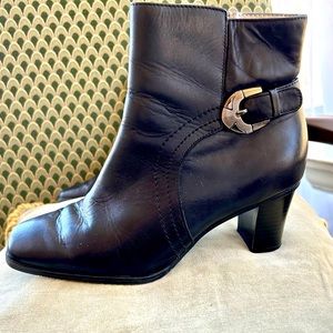 Short Black dress boots with side buckle